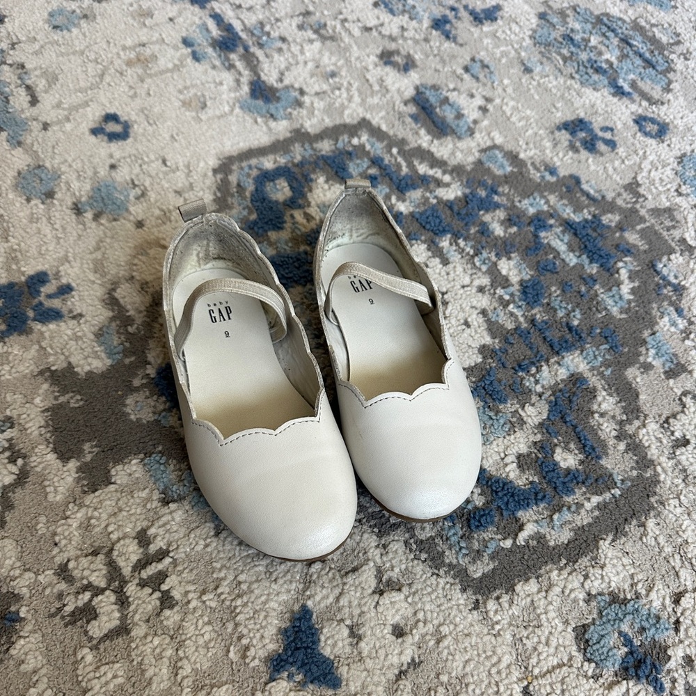 Baby gap flats , color white , size 9